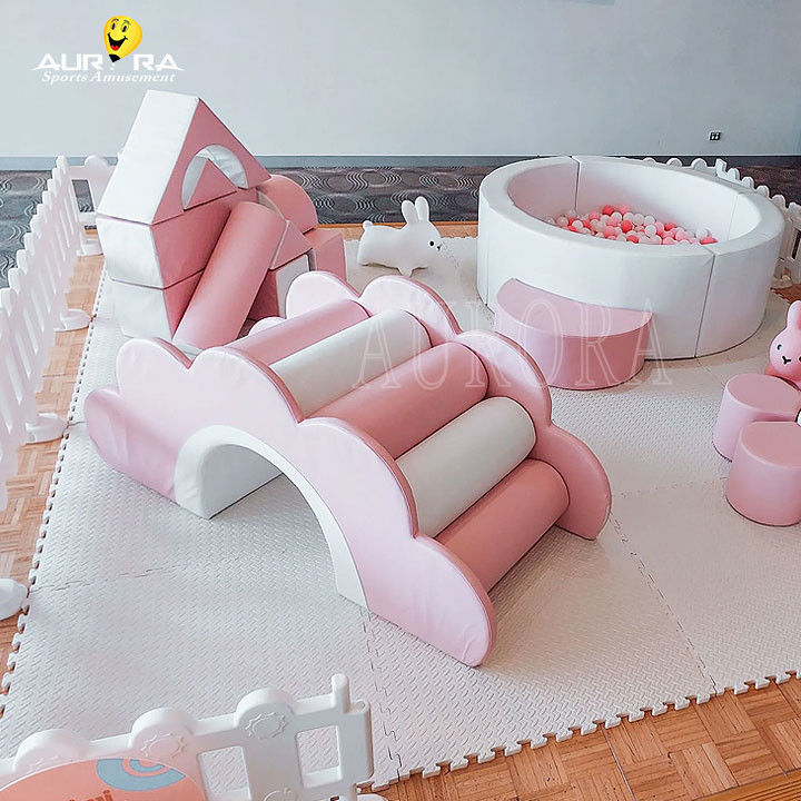 Pastelroze Wit Kinderen Soft Play-apparatuur Niet-toxisch Indoor Soft Play Klimmers