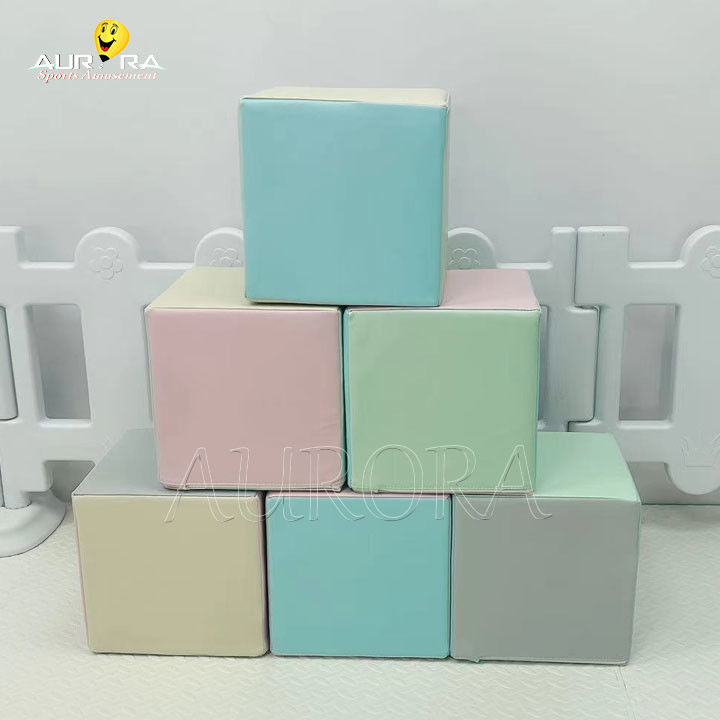 Kleurrijke aangepaste zachte speeltoestellen binnenshuis kinderen balput voor verjaardagsfeestjes