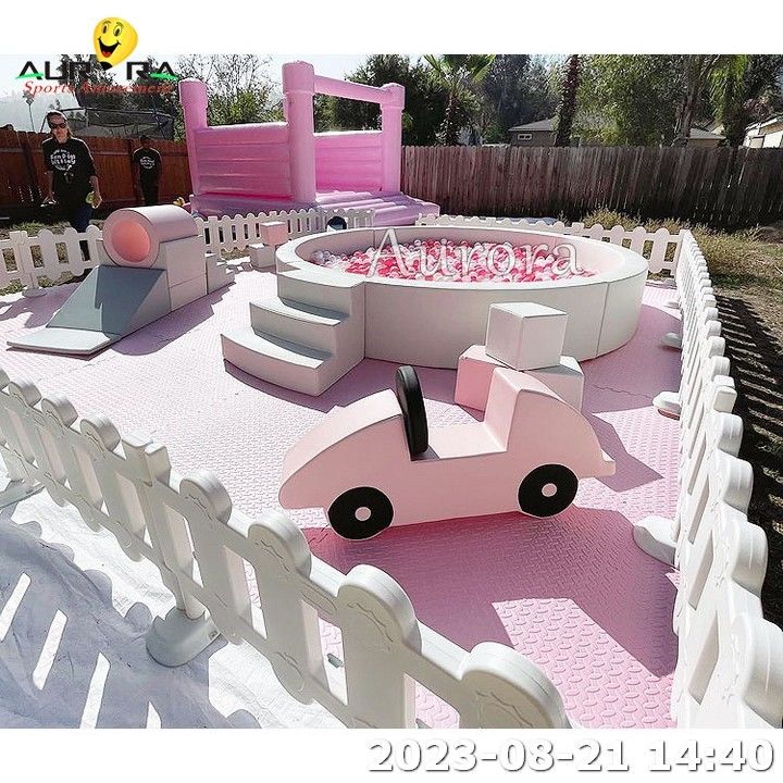 Roze witte zachte speelapparatuur met bounce huis hek voor kinderen balput