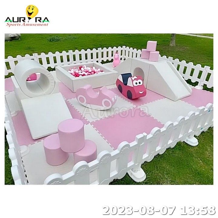 Neutrale kleur Soft Play-apparatuur Soft Play Ball Pit met glijbaan Outdoor Roze