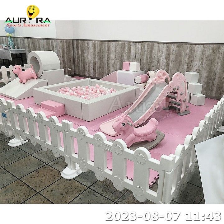 Neutrale kleur Soft Play-apparatuur Soft Play Ball Pit met glijbaan Outdoor Roze