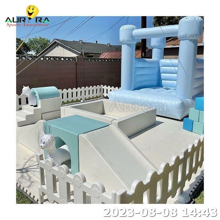 Blauwe opblaasbare uitsmijter soft play sets kids play park ball pit met glijbaan buiten