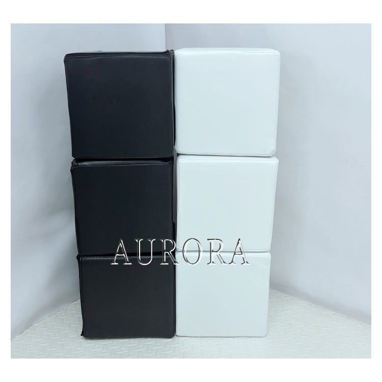 Zwart-wit speeltoestellen voor kinderen.